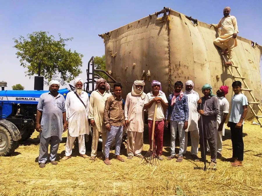साध संगत ने श्री गुरूसरमोडिया आश्रम में भेजी एक ट्राला तूड़ी