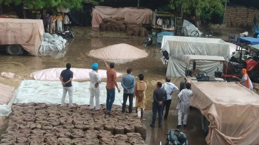 बरसात के साथ ओले, गर्मी से मिली राहत