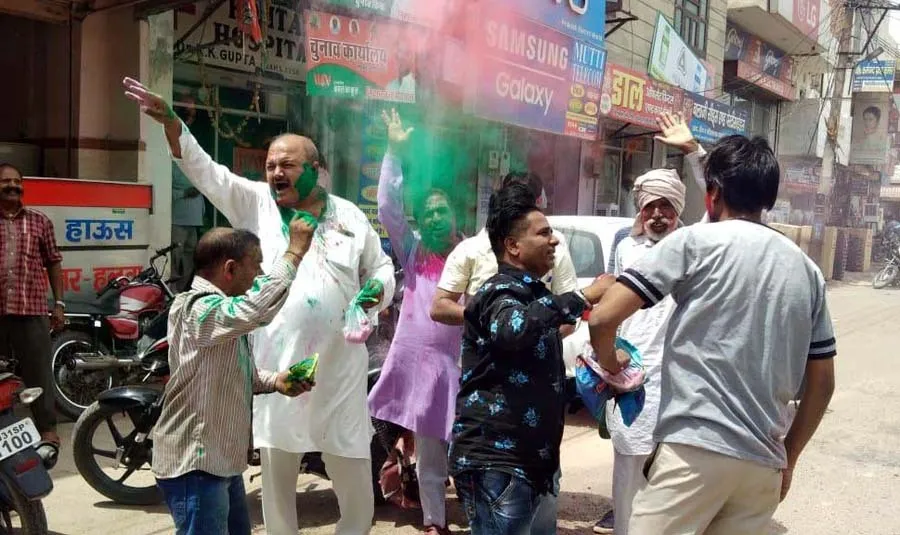 भगवा रंग में रंगे भाजपा कार्यकर्ता, जमकर मनाया जश्न