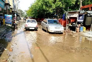 दो विभागों के फेर में उलझी खस्ता हाल सड़क