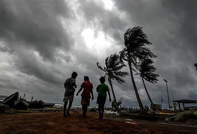 प. बंगाल पहुंचा तूफान, 90 किमी/घंटे की रफ्तार से उत्तर-पश्चिम दिशा में बढ़ रहा