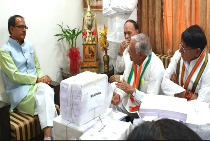 भाजपा नेताओं का तंज- कर्जमाफी के नाम पर किसानों को छला गया