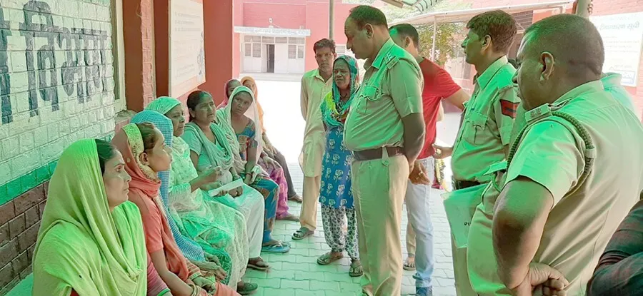 अस्पताल के गेट पर हुई महिला की डिलीवरी, बच्चे की मौत
