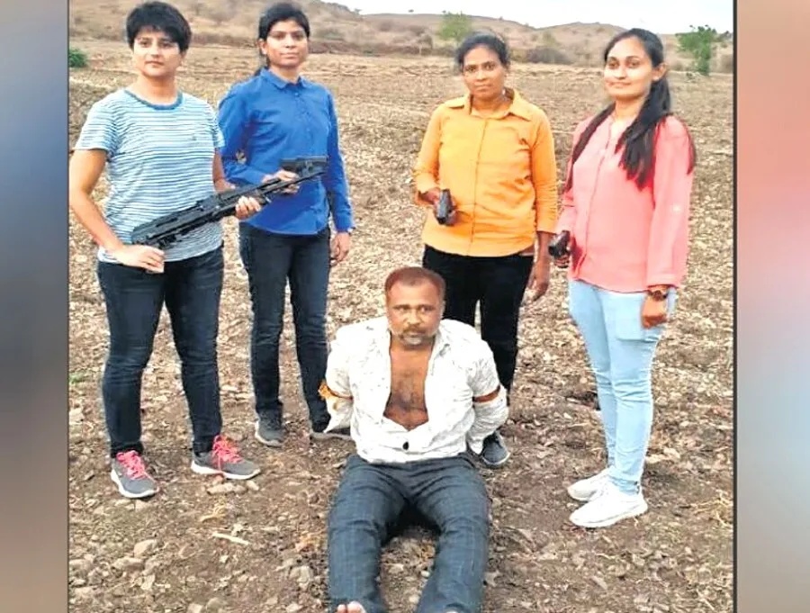 बहादुरी: 4 महिला अफसरों ने जंगल में डेढ़ किमी पैदल चलकर अपराधी को पकड़ा
