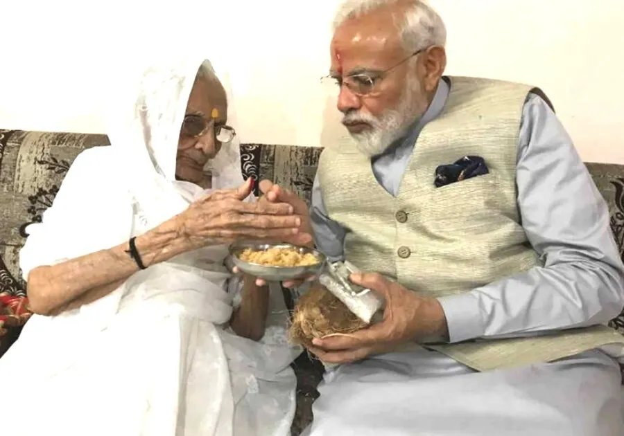 गुजरात: चुनाव में जीत के बाद मोदी का आज पहला दौरा: मां से आशीर्वाद लेंगे