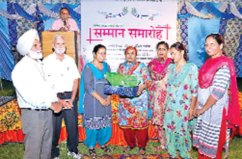सम्मान समारोह में अग्रणी ब्लॉक हुए सम्मानित