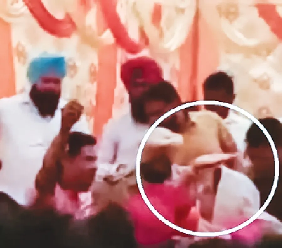 सवाल पूछने पर भड़की भट्ठल, सभा में युवक को जड़ा तमाचा