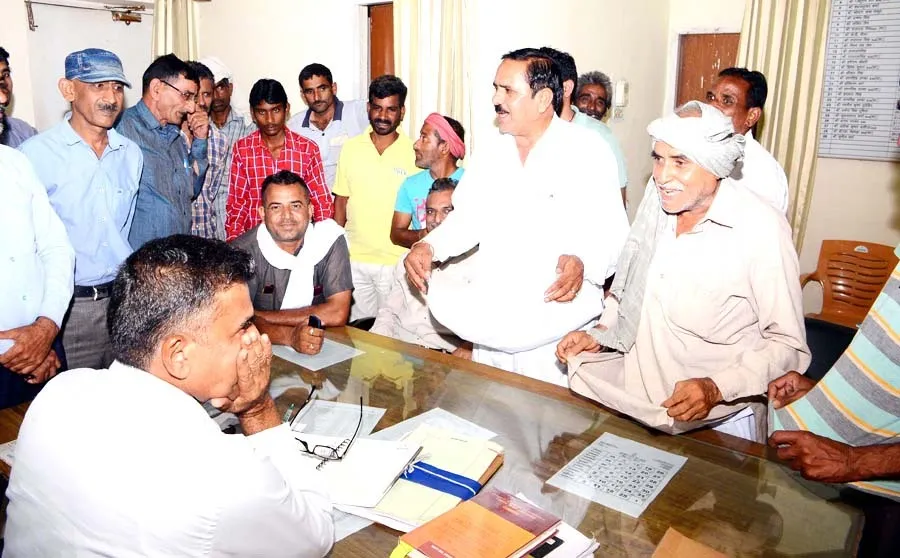 झोली फैलाकर गेहूं दिलाने की लगाई गुहार