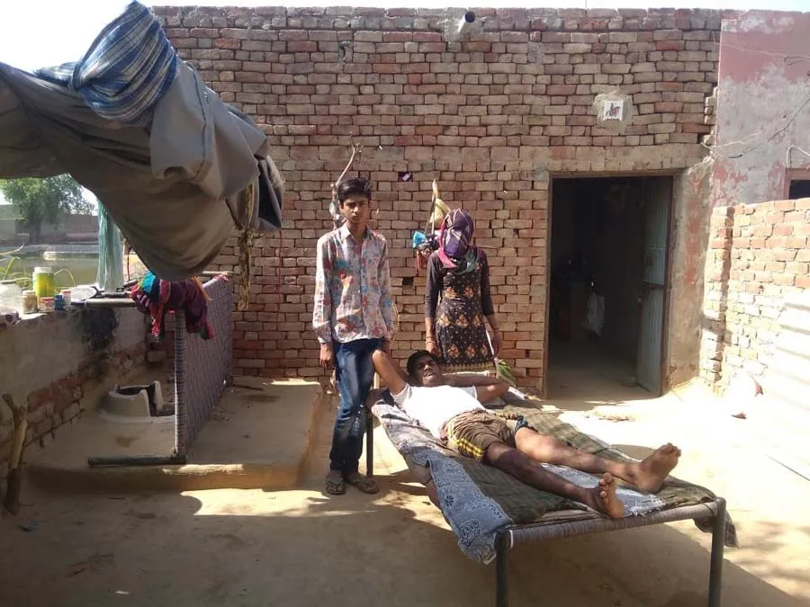 पैर फैक्चर होने से मुफलिसी की जिंदगी जीने को मजबूर सुरेंद्र