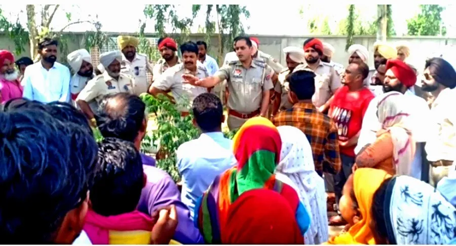 छात्राओं से दुर्व्यवहार करने वाला शिक्षक सस्पैंड