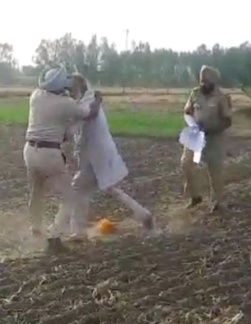 जांच करने पहुंचे पुलिस कर्मियों ने किसानों को पीटा