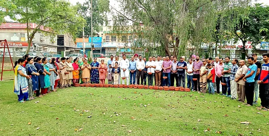 साध-संगत ने पक्षियों के लिए पेड़ों पर बांधे पानी के कटोरे