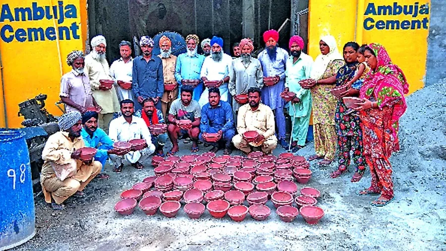 डेरा श्रद्धालुओं ने लोगों को बांटे 150 मिट्टी के कटोरे