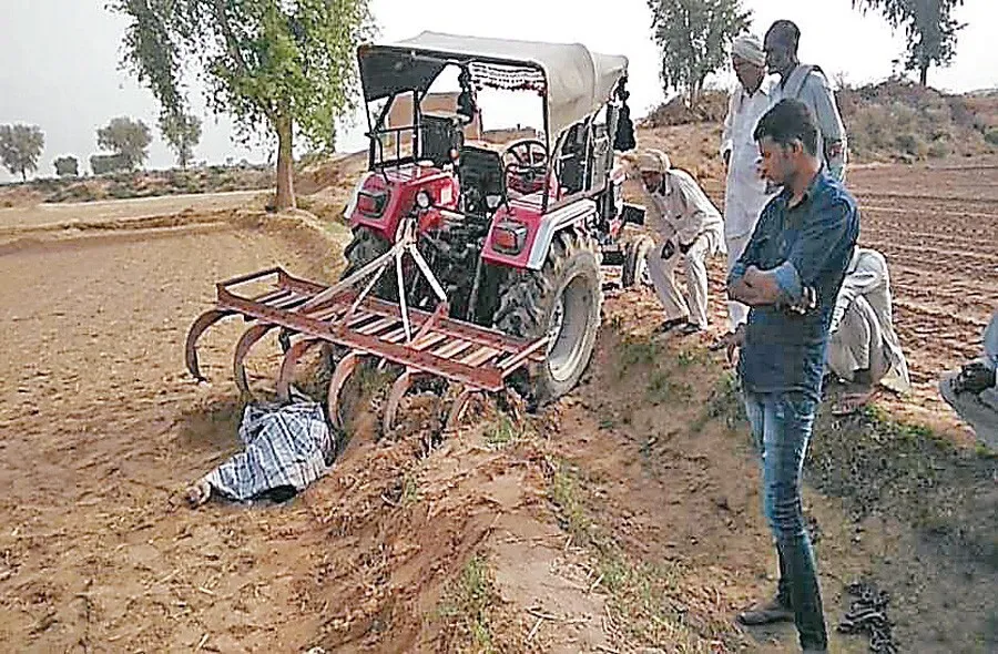 ट्रैक्टर के नीचे आने से किसान की मौत