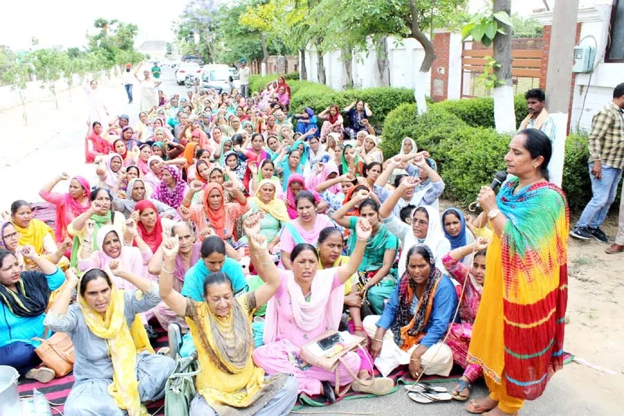 सिंगला आवास के बाहर आंगनबाड़ी कर्मचारियों का प्रदर्शन, एक वर्कर बेहोश