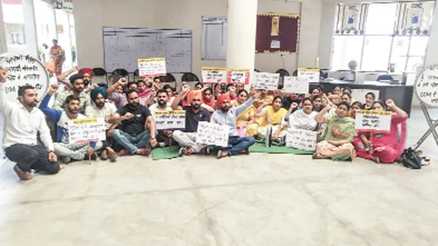सात माह से नहीं मिला वेतन, धरने पर अध्यापक