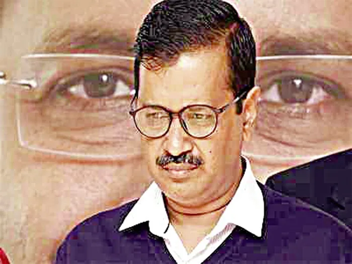 दिल्ली के सीएम अरविंद केजरीवाल के रोड शो में बवाल, शख्स ने मारा थप्पड़