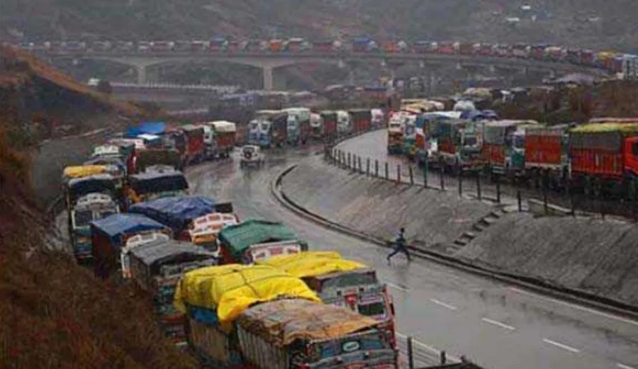 कश्मीर राजमार्ग तीसरे दिन भी बंद
