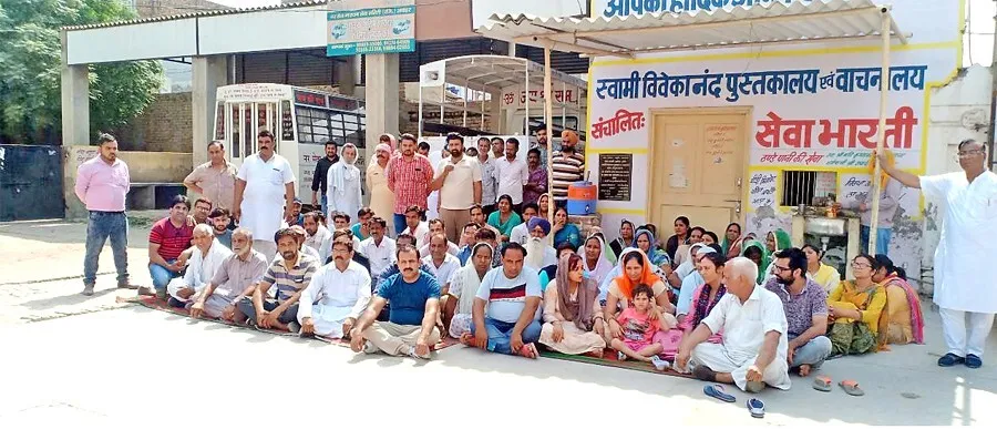आरोपियों की गिरफ्तारी की मांग को लेकर परिजनों ने किया चक्का जाम