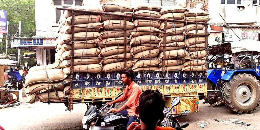 ओवरलोड ट्रैक्टर-ट्रालियों से हो रही सरकारी गेहूं की ढुलाई