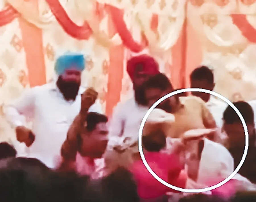 जनता के सवाल, नेताओं के थप्पड़