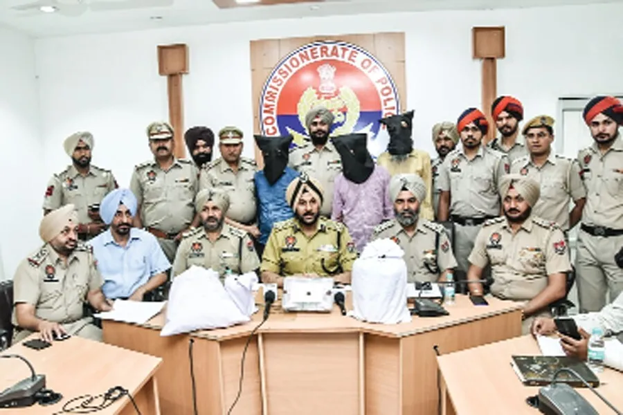 आठ किलो अफीम व ड्रग मनी सहित तीन तस्कर गिरफ्तार