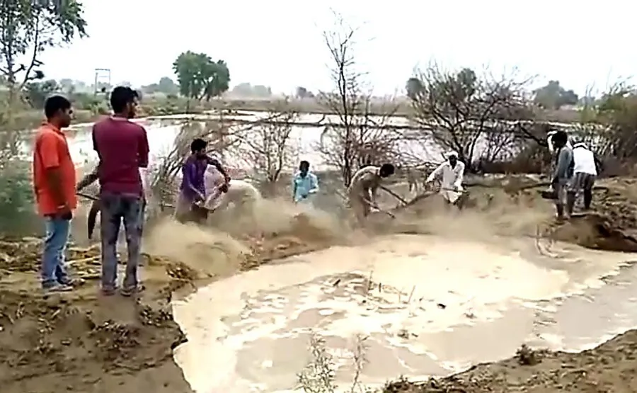 माइनर में कटाव को भरने में जुटे किसान