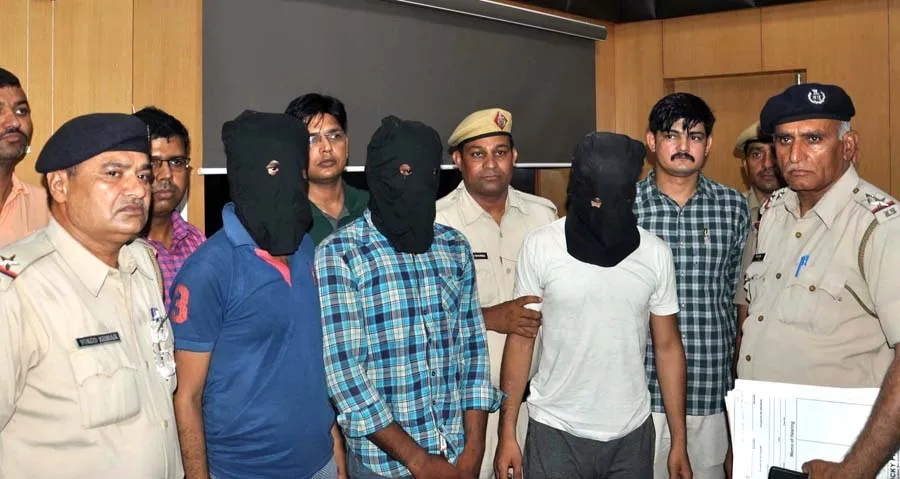 पुलिस को देख बदमाशों ने की दनादन फायरिंग