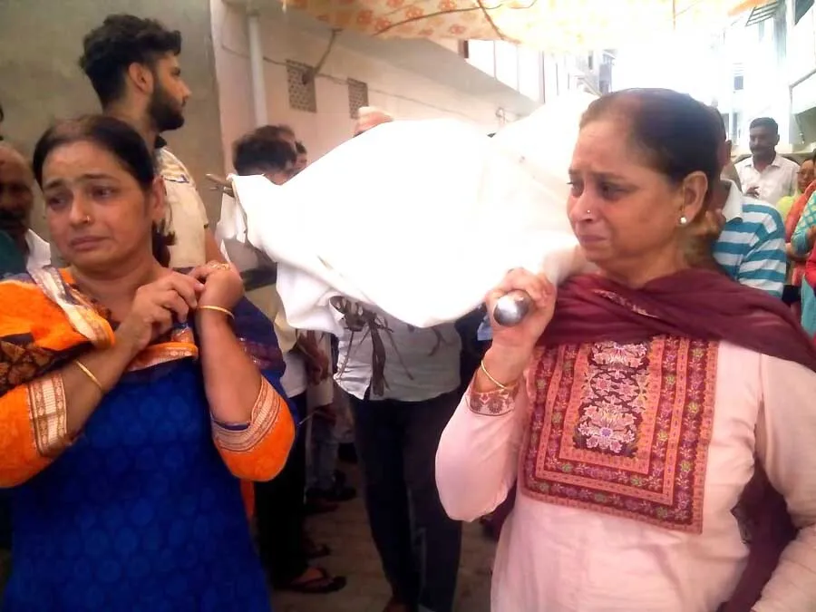 बेटियों ने पिता की अर्थी को कंधा देकर निभाया फर्ज