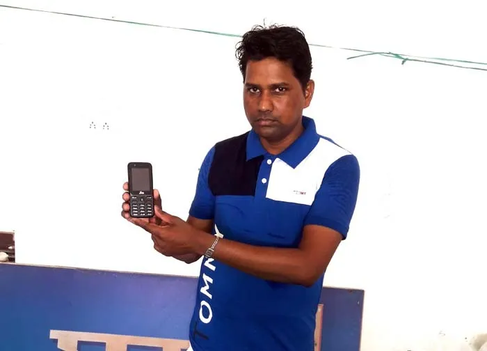 मोबाइल लौटाकर डेरा प्रेमी ने दिखाई ईमानदारी