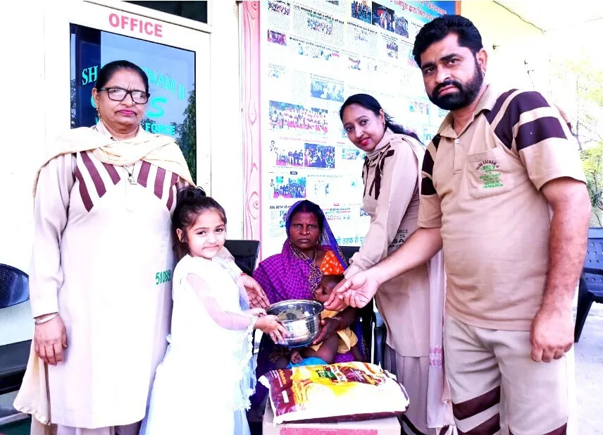डेरा श्रद्धालु परिवार ने तीन जरूरतमंद परिवारों को राशन बांटकर मनाया जन्मदिन