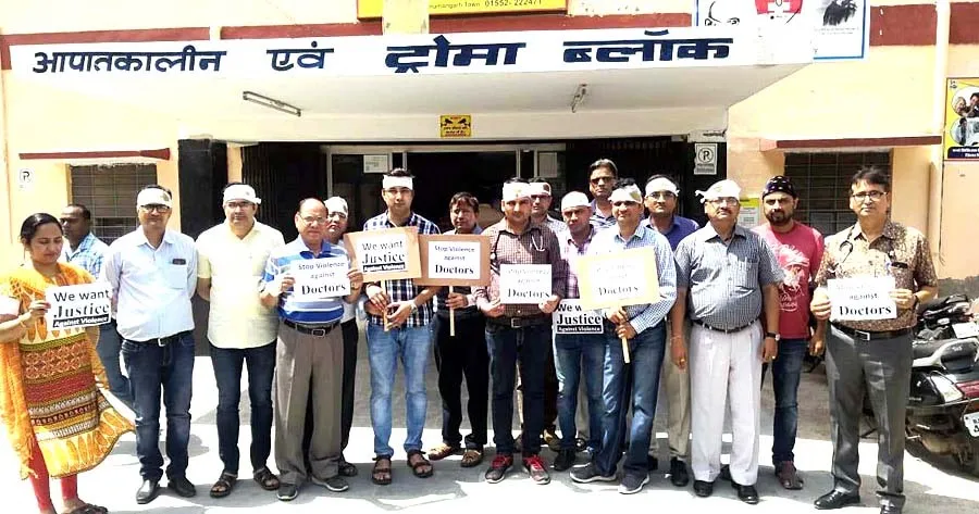 अस्पताल में चिकित्सक मौजूद, इलाज के लिए भटकते रहे मरीज