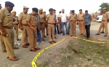 बाराबंकी मुठभेड़ में दो इनामी बदमाश ढेर, दो पुलिसकर्मी घायल