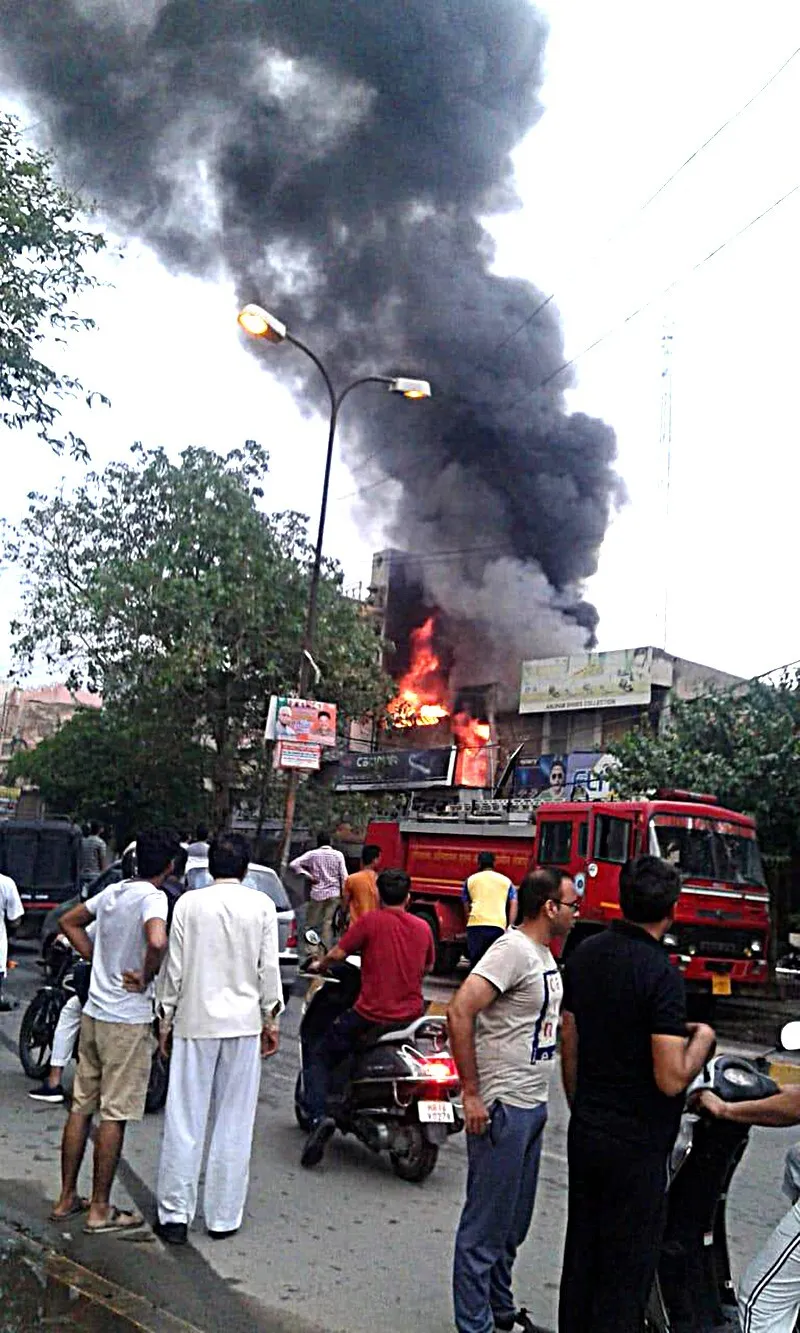चार दुकानों में लगी आग, लाखों का नुकसान