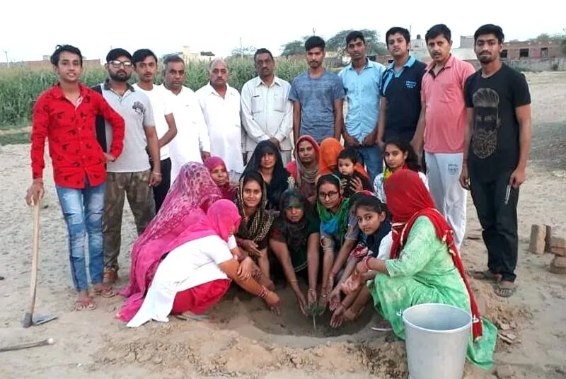 बाप की अस्थियों पर पौधा लगाकर की नई पहल