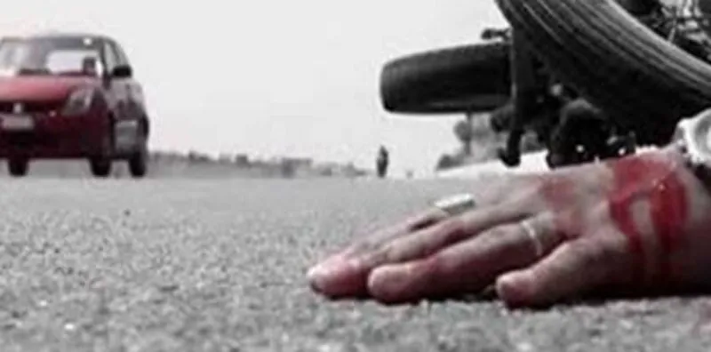 रेत से भरे डंपर ने बाइक सवार को कुचला