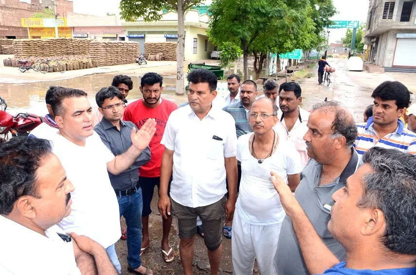 बारिश में भीगे खुले में पड़े गेहूं के कट्टे