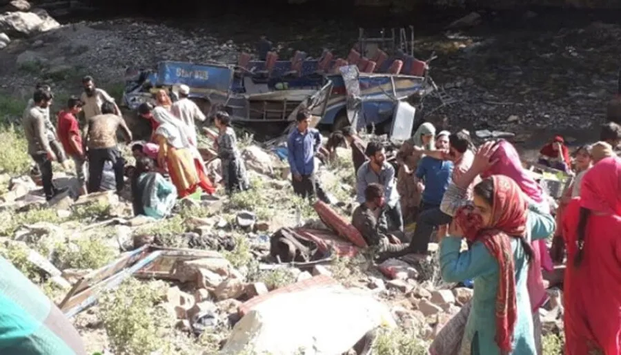 जम्मू कश्मीर: किश्तवाड़ में गहरी खाई में गिरी मिनी बस, 10 लोगों की मौत, 7 घायल