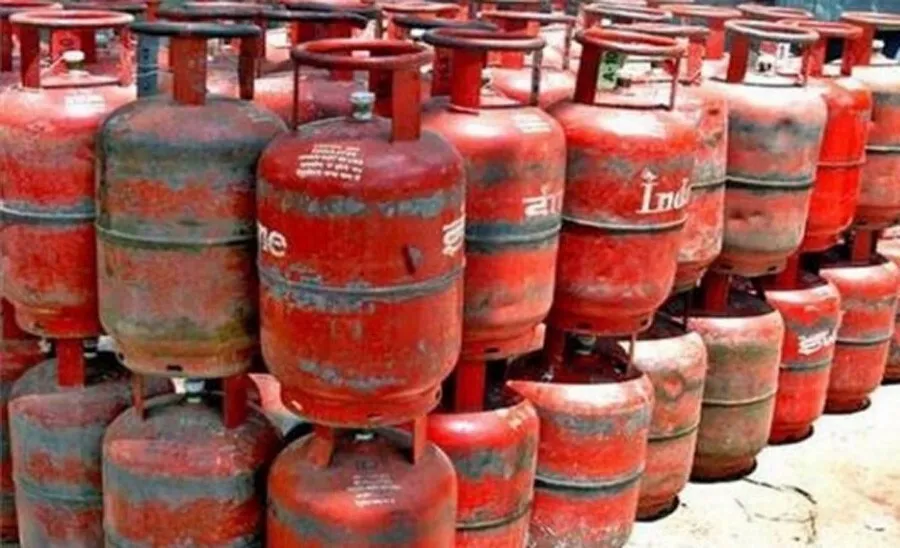 आज से 100 रुपये सस्ता हुआ घरेलू रसोई गैस सिलेंडर