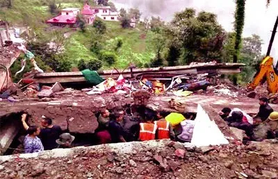 सोलन में गिरी बिल्डिंग, दो की मौत