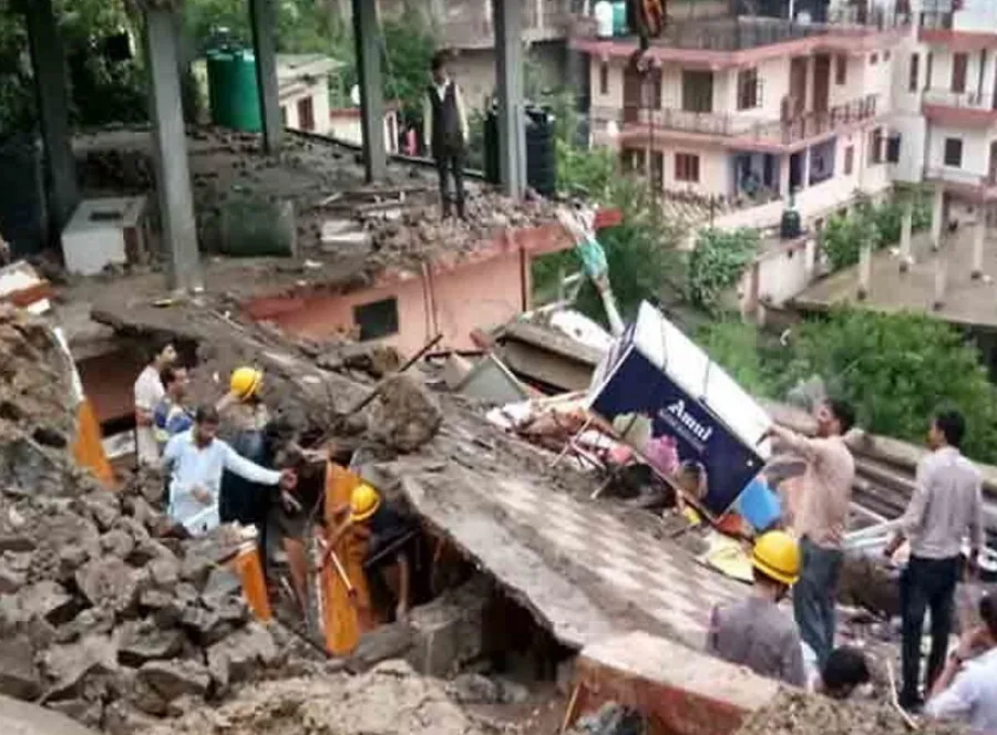 हिमाचल: सोलन में 4 मंजिला बिल्डिंग गिरने से 12 जवानों समेत 13 की मौत