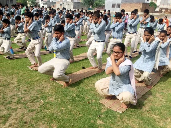 छुट्टियां खत्म, सुपर ब्रेन योगा से पढ़ाई का आगाज