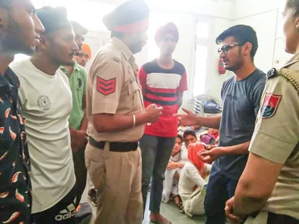 प्रिंसीपल सहित पूरे स्टॉफ को अंदर बंद कर जड़ा ताला