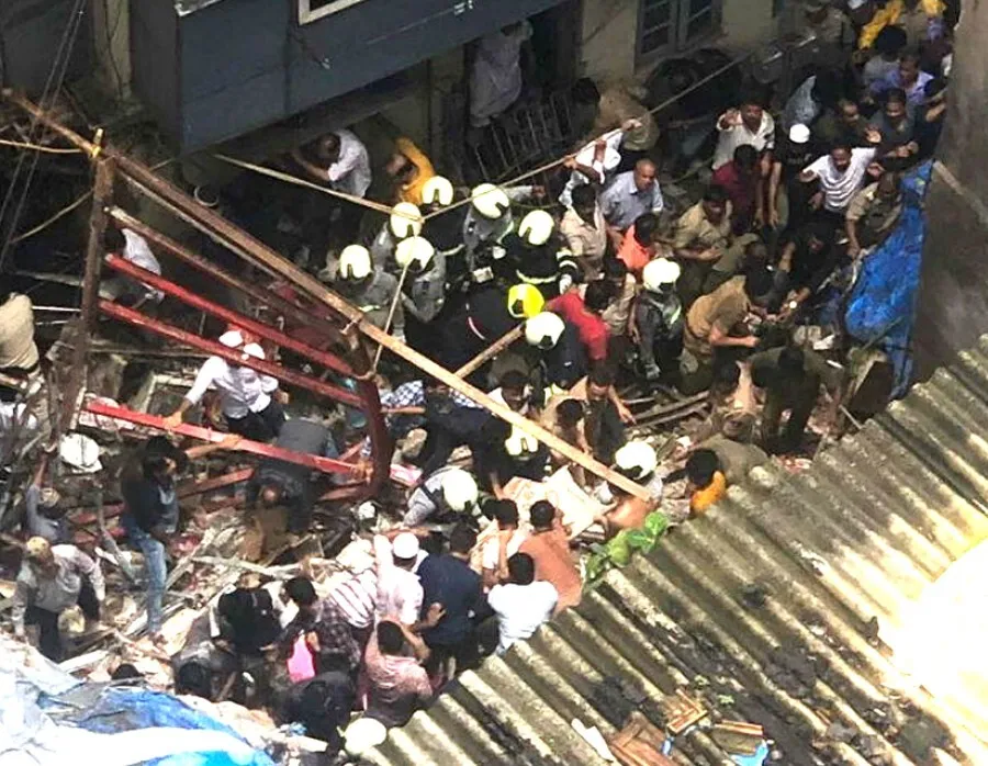 मुंबई: डोंगरी में चार मंजिला इमारत गिरी, 40-50 लोगों के फंसे होने की आशंका