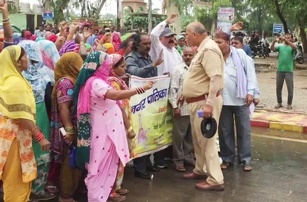 प्रशासन के खिलाफ सड़क पर उतरे नप कर्मी