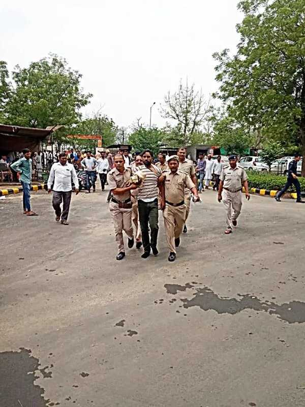 पुलिस कस्टडी से भागा आरोपी, लोगों ने किया पुलिस के हवाले