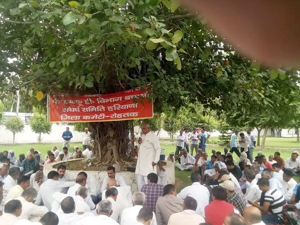 सरकार पर निजीकरण का लगाया आरोप, प्रदर्शन कर सौंपा ज्ञापन