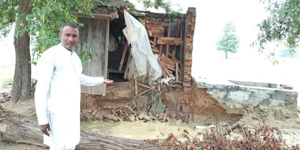 बरसात में इंजन सहित धंसा ट्यूबवैल