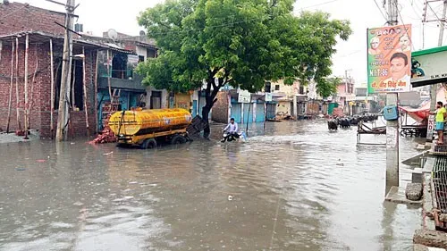 बरसात से स्मार्ट सिटी की सड़कें बनी तालाब