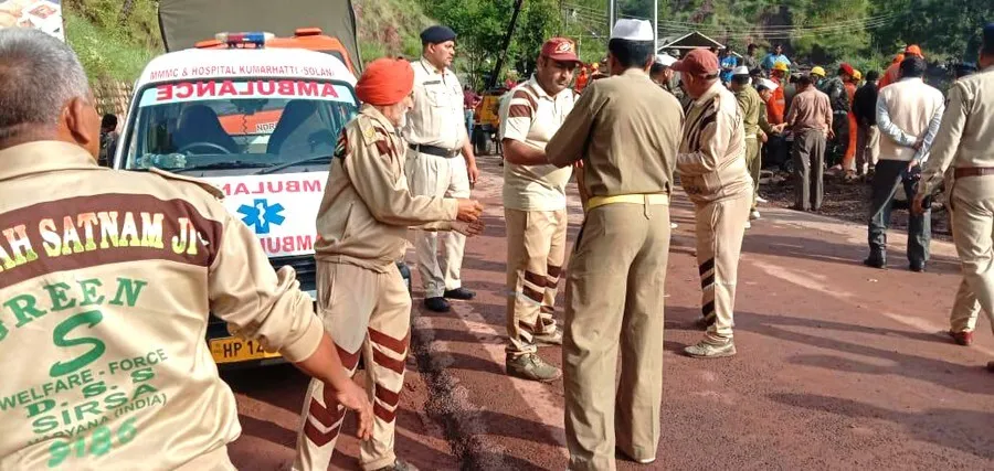 मलबे में दबे सेना के जवानों को बचाने पहुंचे डेरा के जवान